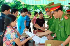 Các phạm nhân nhận giấy chứng nhận đặc xá tại trại giam Hoàng Tiến. (Ảnh: Thống Nhất/TTXVN)