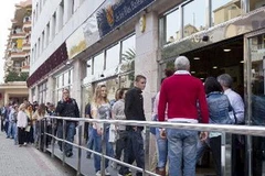 Xếp hàng chờ xin việc tại một văn phòng nhà nước ở Palma de Mallorca, Tây Ban Nha ngày 27/4. (Nguồn: AFP/TTXVN)
