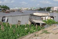 Sạt lở đường dẫn cầu Trà Niền ở Cần Thơ. (Ảnh: Trần Khánh Linh/Vietnam+)