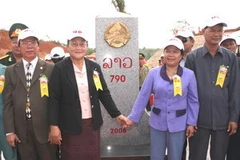 Khánh thành một cột mốc biên giới Việt-Lào tại Kon Tum. (Ảnh: Trần Lê Lâm/TTXVN)