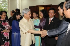 Tổng Bí thư, Chủ tịch Quốc hội Nguyễn Phú Trọng thăm cán bộ nhân viên Đại sứ quán Việt Nam tại Lào. (Ảnh: Trí Dũng/TTXVN)