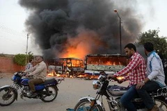 Những chiếc xe buýt bị đốt cháy trong xung đột tại Cairo ngày 22/3. (Nguồn: AFP/TTXVN)
