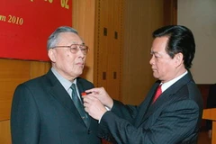 Thủ tướng Nguyễn Tấn Dũng trao huy hiệu 70 năm tuổi Đảng cho Trung tướng Đồng Sỹ Nguyên. (Ảnh: Thống Nhất/TTXVN0