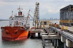 Tàu vào nhận nhiên liệu tại cảng xuất sản phẩm - Nhà máy lọc dầu Dung Quất (Quảng Ngãi). (Ảnh: Thanh Long/TTXVN)