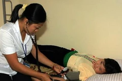 Khám sức khỏe cho học sinh có bảo hiểm y tế tại Lai Châu. (Ảnh: Nguyễn Thúy/TTXVN)