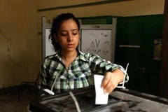 Người dân Ai Cập bỏ phiếu tại điểm bầu cử ở Cairo. (Nguồn: AFP/TTXVN)