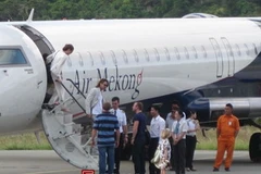 Gia đình Jolie-Brad đến Côn Đảo bằng máy bay của Air Mekong. (Nguồn: Vnexpress)