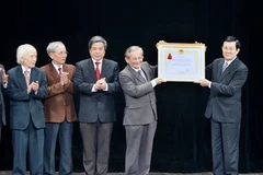 Chủ tịch nước Trương Tấn Sang trao tặng Huân chương Lao động hạng Nhất cho Hội. (Ảnh: Thanh Tùng/TTXVN)