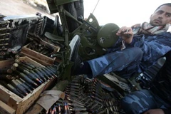 Quân nổi dậy chuyển vũ khí tại thị trấn ven biển phía đông Tobruk gần biên giới với Ai Cập ngày 16/3. (Nguồn: AFP/TTXVN)