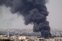 Khói lửa do xung đột tại Bab Amro, khu vực lân cận thành phố Homs ngày 19/6.(Nguồn: AFP/TTXVN)