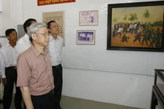 Chủ tịch Quốc hội Nguyễn Phú Trọng thăm Nhà truyền thống Đồng Khởi tỉnh Bến Tre. (Ảnh: Trí Dũng/TTXVN)