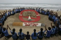 Tác phẩm điêu khắc trên cát "Không hút thuốc lá để bảo vệ cuộc sống" của nghệ sỹ tranh cát Ấn Độ Sudarshan Pattnaik trưng bày trên bãi biển Puri, miền đông Ấn Độ. (Nguồn: THX/TTXVN)