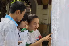 Học sinh xem điểm thi tốt nghiệp tại rường Marie Curie, quận 3, Thành phố Hồ Chí Minh. (Ảnh: Phương Vy/TTXVN)