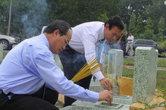 Phó Thủ tướng Nguyễn Thiện Nhân cùng lãnh đạo tỉnh Tây Ninh thắp hương tưởng niệm các anh hùng liệt sĩ tại nghĩa trang liệt sĩ Tân Biên. (Ảnh: Phương Vy/TTXVN)