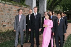 Đại Công tước Luxembourg Henry đến thăm Văn Miếu-Quốc Tử Giám. (Ảnh: Thống Nhất/TTXVN)