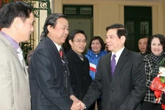 Chủ tịch nước Nguyễn Minh Triết đến chúc Tết cán bộ, nhân viên và các lão thành cách mạng phường Quán Thánh. (Ảnh: Nguyễn Khang/TTXVN)