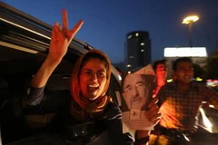 Người dân Iran đổ ra đường phố ở thủ đô Tehran mừng chiến thắng sau khi biết kết quả cuộc bầu cử. (Nguồn: AFP/TTXVN)