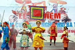 Tái hiện hình ảnh Hai Bà Trưng tế cờ khởi nghĩa. (Ảnh: Quý Trung/TTXVN)