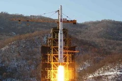 Tên lửa Unha-3 của CHDCND Triều Tiên mang theo vệ tinh Kwangmyongsong-3 rời bệ phóng ở Cholsan, tỉnh Bắc Pyongan, ngày 12/12/2012. (Nguồn: AFP/TTXVN)