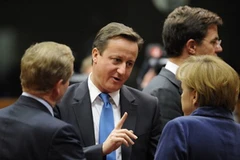 Thủ tướng Anh David Cameron (giữa) và Thủ tướng Đức Angela Merkel trong phiên họp của Hội đồng châu Âu tại Brussels ngày 26/10. (Nguồn: AFP/TTXVN)