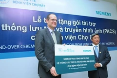 Quang cảnh lễ trao tặng. (Ảnh: Vietnam+)