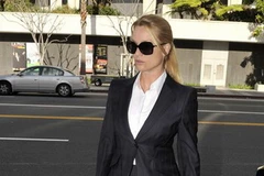 Nữ diễn viên Nicollette Sheridan tới tòa ngày 1/3. (Nguồn: Getty Images)