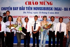 Khách du lịch người Nga trên chuyến bay đầu tiên đến thành phố Đà Nẵng. (Ảnh: Trần Lê Lâm/Vietnam+)