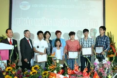 Bà Phan Ý nhi, bà Emmrich cùng đại diện Ban chấp hành hội khen thưởng các cháu đạt thành tích học tập xuất sắc. (Ảnh: Thanh Hải/Vietnam+)