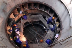 Lắp đặt thiết bị tổ máy số 1 Thủy điện Sông Tranh 2. (Ảnh: Ngọc Hà/TTXVN)