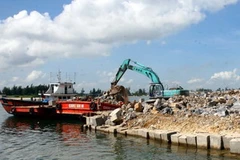 Tập kết vật liệu để vận chuyển thi công kè. (Ảnh: Hồ Cầu/TTXVN)