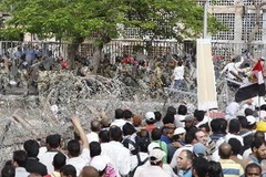 Xung đột giữa người biểu tình và cảnh sát tại quận Abbassiya, thủ đô Cairo ngày 4/5. (Nguồn: THX/TTXVN)