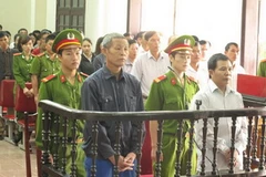 Hai bị cáo Ngô Văn Khởi và Nguyễn Văn Hải tại phiên tòa xét xử sơ thẩm. (Ảnh: Nguyễn Văn Nhật/TTXVN)