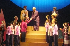 Một cảnh của vở "Hồ Chí Minh - Hồi ức màu đỏ" đã từng được trình diễn. (Nguồn: Internet)