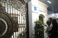 Khách xem một mẫu cổng tại Vietbuild 2012. (Ảnh: Tuấn Anh/TTXVN)