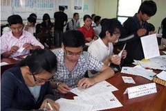 Nộp hồ sơ đăng ký dự thi đại học-cao đẳng tại Sở Giáo dục đào tạo TP.HCM. (Ảnh: Phương Vy/TTXVN)