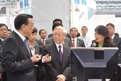 Tổng Bí thư Nguyễn Phú Trọng nghe giới thiệu về những thành tựu tự chủ sáng tạo của Trung Quốc. (Ảnh: Trí Dũng/TTXVN)