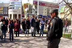 Cảnh sát phong tỏa khu vực xảy ra vụ xả súng. (Nguồn: AFP/TTXVN)