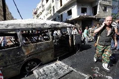 Người dân Syria tại địa điểm xảy ra vụ đánh bom xe ngày 29/8. (Nguồn: AFP/TTXVN)