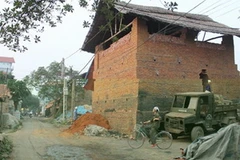 Lò gạch bao vây khu dân cư ở Thanh Trù. (Nguồn: Tiền Phong)