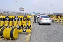 Binh sỹ Hàn Quốc kiểm tra xe ôtô tới Triều Tiên tại trạm kiểm soát quân sự ở Paju gần Khu phi quân sự hóa, giữa hai miền Triều Tiên ngày 3/4. (Nguồn: AFP/TTXVN)