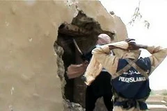 Các tay súng Hồi giáo Mali phá hủy một ngôi đền cổ tại Timbuktu ngày 1/7. (Nguồn: AFP/TTXVN)