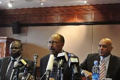 Trưởng đoàn đàm phán Nam Sudan Pagan Amum (trái) và Bộ trưởng Quốc phòng Sudang Abdel-Rahim Mohamed Hussein (giữa) tại vòng đàm phán ngày 7/7. (Nguồn: AFP/TTXVN)