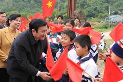 Chủ tịch nước Trương Tấn Sang thăm hỏi các cháu thiếu nhi thôn Pác Bó, xã Trường Hà, huyện Hà Quảng. (Ảnh: Nguyễn Khang/TTXVN)