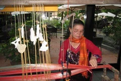 Nghệ nhân Thuận Thị Trụ giới thiệu dệt thổ cẩm Chăm (Ảnh: Thúy Mơ/Vietnam+)