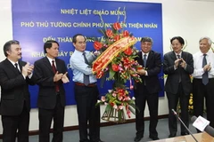 Phó Thủ tướng Nguyễn Thiện Nhân tặng hoa chúc mừng TTXVN nhân Ngày Báo chí Cách mạng Việt Nam. (Ảnh: Doãn Tấn/TTXVN)