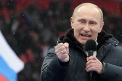 Thủ tướng Vladimir Putin gặp gỡ những người ủng hộ trong cuộc vận động tranh cử ở Mátxcơva ngày 23/2. (Nguồn: AIP/TTXVN)