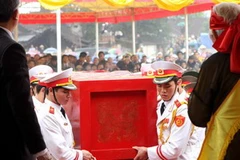 Lễ hoàn táng di hài vua Lê Dụ Tông. (Ảnh: Nhật Anh/TTXVN) 