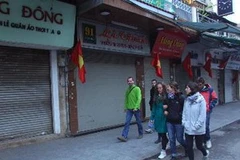 Khách du lịch nước ngoài thăm phố cổ Hà Nội ngày mùng 3 Tết. (Ảnh: Bích Ngọc/TTXVN)