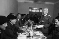 Đại tướng Võ Nguyên Giáp cùng các đại biểu đoàn Bình Trị Thiên thảo luận tại tổ, đóng góp vào Dự thảo Báo cáo chính trị Đại hội VI của Đảng, ngày 7/12/1986. (Ảnh: Kim Hùng/TTXVN)