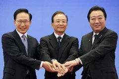 Thủ tướng Trung Quốc Ôn Gia Bảo (giữa), Tổng thống Hàn Quốc Lee Myung-bak (trái) và Thủ tướng Nhật Bản Yoshihiko Noda (phải) tham dự cuộc họp ngày 13/5. (Nguồn: THX/TTXVN)